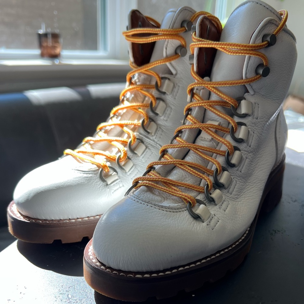 NWOT  The Alta boot in Ivory